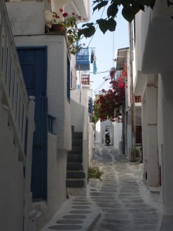 Cobblestoned alleyway in Mykonos Town - One day in Mykonons